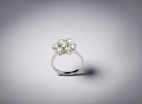 . : Anello in oro bianco 750/1000   con disegno a fiore con diamanti bianchi taglio a brillante 2.30 ct.  - Asta Asta 366 | GIOIELLI - OROLOGI - Giunonicae Online - Associazione Nazionale - Case d'Asta italiane