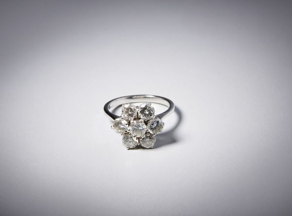 . : Anello in oro bianco 750/1000   con disegno a fiore con diamanti bianchi taglio a brillante 2.30 ct.  - Asta Asta 366 | GIOIELLI - OROLOGI - Giunonicae Online - Associazione Nazionale - Case d'Asta italiane