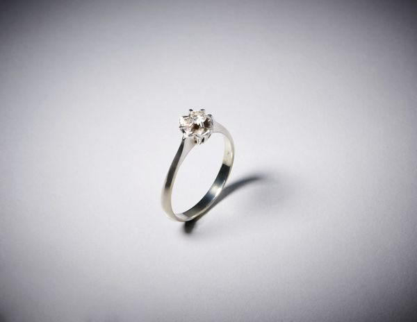 . : Anello in oro bianco 750/1000 con diamante taglio a  brillante  di circa 0,20  - Asta Asta 366 | GIOIELLI - OROLOGI - Giunonicae Online - Associazione Nazionale - Case d'Asta italiane