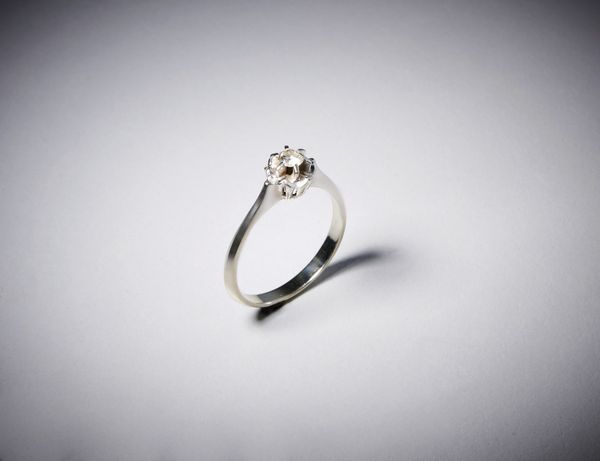 . : Anello in oro bianco 750/1000 con diamante taglio a  brillante  di circa 0,20  - Asta Asta 366 | GIOIELLI - OROLOGI - Giunonicae Online - Associazione Nazionale - Case d'Asta italiane