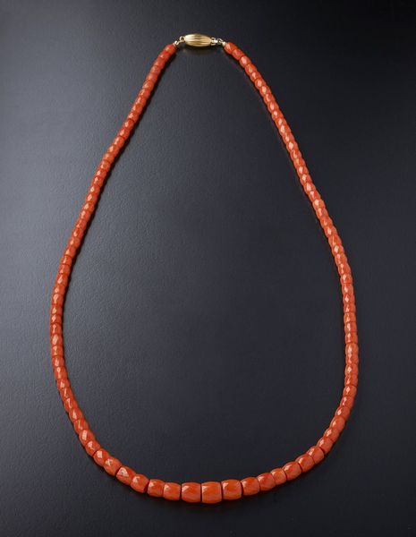 . : Filo di corallo rosso composto elementi sfaccettati  con chiusura in oro giallo 750/1000  vale rigata.  - Asta Asta 366 | GIOIELLI - OROLOGI - Giunonicae Online - Associazione Nazionale - Case d'Asta italiane