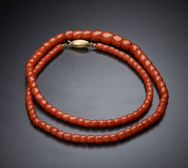 . : Filo di corallo rosso composto elementi sfaccettati  con chiusura in oro giallo 750/1000  vale rigata.  - Asta Asta 366 | GIOIELLI - OROLOGI - Giunonicae Online - Associazione Nazionale - Case d'Asta italiane