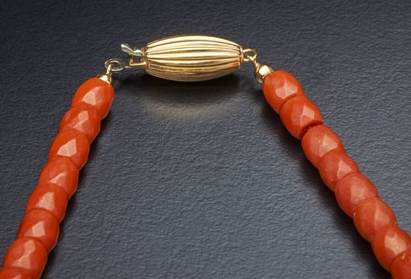 . : Filo di corallo rosso composto elementi sfaccettati  con chiusura in oro giallo 750/1000  vale rigata.  - Asta Asta 366 | GIOIELLI - OROLOGI - Giunonicae Online - Associazione Nazionale - Case d'Asta italiane