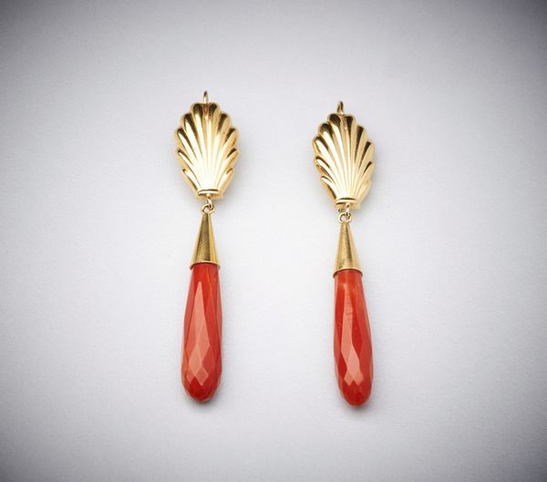 . : Paio di orecchini corallo mediterraneo con struttura artigianale a forma di conchiglia in oro 750/1000, taglio briolette.  - Asta Asta 366 | GIOIELLI - OROLOGI - Giunonicae Online - Associazione Nazionale - Case d'Asta italiane