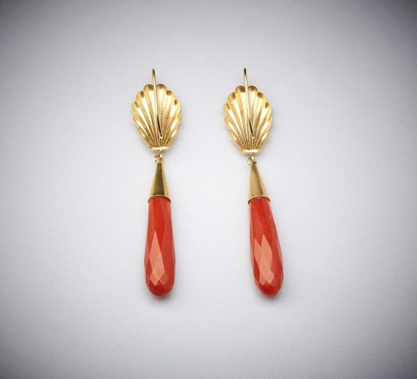. : Paio di orecchini corallo mediterraneo con struttura artigianale a forma di conchiglia in oro 750/1000, taglio briolette.  - Asta Asta 366 | GIOIELLI - OROLOGI - Giunonicae Online - Associazione Nazionale - Case d'Asta italiane