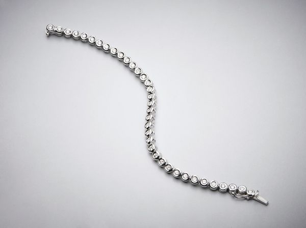 . : Bracciale in oro bianco750/1000  '' tennis'' con incastri di tipo a ''cipollina''  con diamanti bianchi di circa 5,00 carati  - Asta Asta 366 | GIOIELLI - OROLOGI - Giunonicae Online - Associazione Nazionale - Case d'Asta italiane