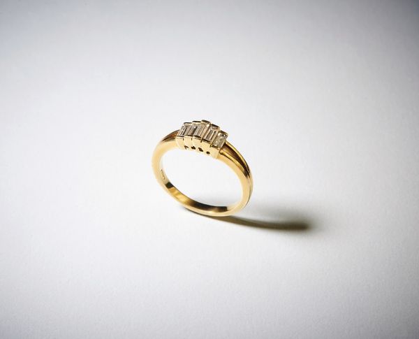. : Anello in oro giallo 750/1000  con cinque diamanti bianchi taglio baguette per totali 1,00 carati circa.  - Asta Asta 366 | GIOIELLI - OROLOGI - Giunonicae Online - Associazione Nazionale - Case d'Asta italiane