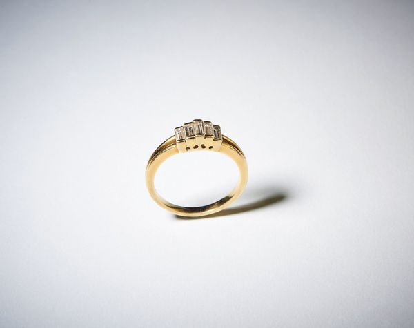 . : Anello in oro giallo 750/1000  con cinque diamanti bianchi taglio baguette per totali 1,00 carati circa.  - Asta Asta 366 | GIOIELLI - OROLOGI - Giunonicae Online - Associazione Nazionale - Case d'Asta italiane