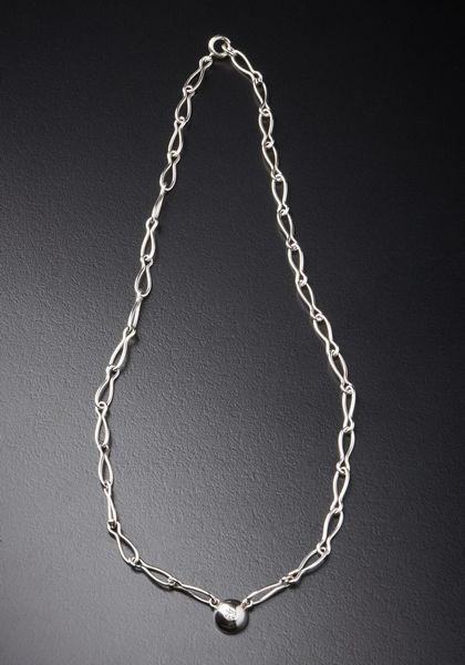 . : Catena in oro bianco 750/1000  con maglie ovali e ciondolo centrale recante diamante bianco taglio brillante ct: 0.13. circa  - Asta Asta 366 | GIOIELLI - OROLOGI - Giunonicae Online - Associazione Nazionale - Case d'Asta italiane