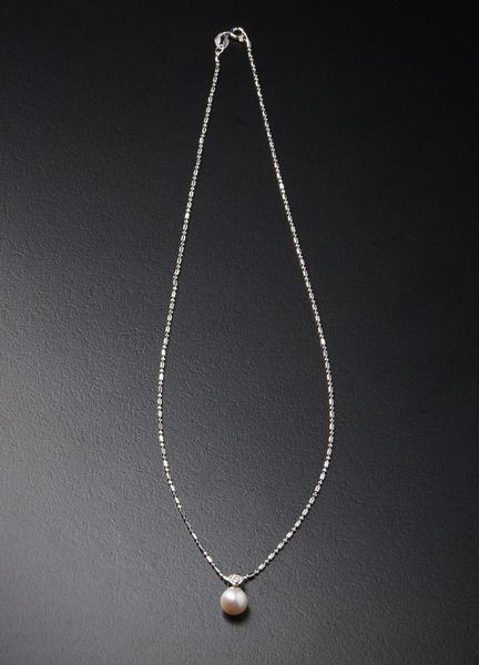 . : Catena in oro bianco 750/1000  con maglia tipo diamantata, piccolo brillantino taglio brillante ct: 0.10 e perla bianca coltivata mm: 7,50.  - Asta Asta 366 | GIOIELLI - OROLOGI - Giunonicae Online - Associazione Nazionale - Case d'Asta italiane