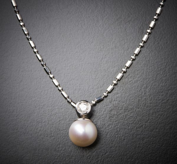 . : Catena in oro bianco 750/1000  con maglia tipo diamantata, piccolo brillantino taglio brillante ct: 0.10 e perla bianca coltivata mm: 7,50.  - Asta Asta 366 | GIOIELLI - OROLOGI - Giunonicae Online - Associazione Nazionale - Case d'Asta italiane