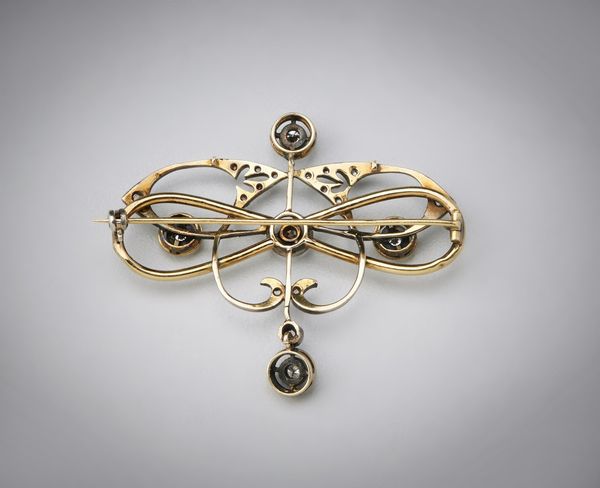 . : Spilla in oro ed argento con cinque piccoli diamanti e rosette.  - Asta Asta 366 | GIOIELLI - OROLOGI - Giunonicae Online - Associazione Nazionale - Case d'Asta italiane