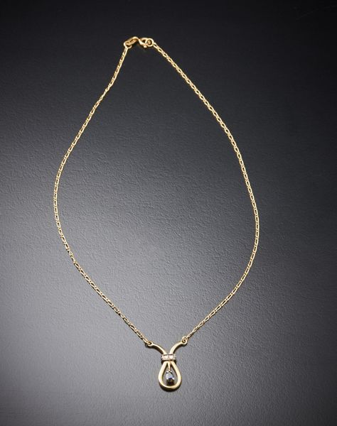 . : Catenina in oro giallo con zaffiro a goccia carati: 0,20 e due diamanti bianchi taglio huit huit.  - Asta Asta 366 | GIOIELLI - OROLOGI - Giunonicae Online - Associazione Nazionale - Case d'Asta italiane