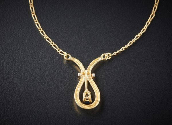 . : Catenina in oro giallo con zaffiro a goccia carati: 0,20 e due diamanti bianchi taglio huit huit.  - Asta Asta 366 | GIOIELLI - OROLOGI - Giunonicae Online - Associazione Nazionale - Case d'Asta italiane