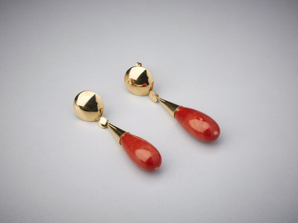 . : Orecchini  pendenti con struttura in oro giallo 750/1000  e due goccie di corallo rosso mediterraneo.  - Asta Asta 366 | GIOIELLI - OROLOGI - Giunonicae Online - Associazione Nazionale - Case d'Asta italiane