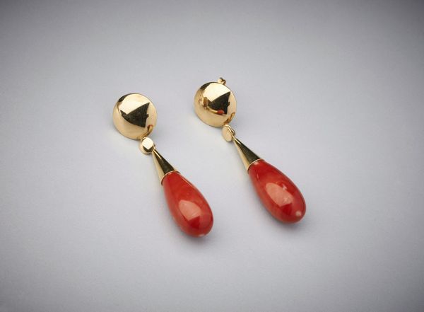 . : Orecchini  pendenti con struttura in oro giallo 750/1000  e due goccie di corallo rosso mediterraneo.  - Asta Asta 366 | GIOIELLI - OROLOGI - Giunonicae Online - Associazione Nazionale - Case d'Asta italiane