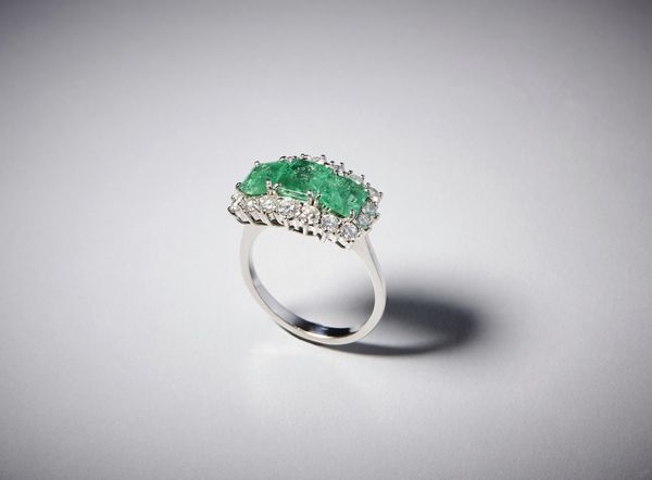 . : Anello in oro bianco con smeraldi taglio carr kt: 3,5, diamanti bianchi taglio a brillante kt: 1,5  - Asta Asta 366 | GIOIELLI - OROLOGI - Giunonicae Online - Associazione Nazionale - Case d'Asta italiane