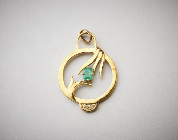 . : Ciondolo in oro giallo 750/1000  con taglio a smeraldo Kt: 0.50, pav di brillantini taglio huit huit.  - Asta Asta 366 | GIOIELLI - OROLOGI - Giunonicae Online - Associazione Nazionale - Case d'Asta italiane