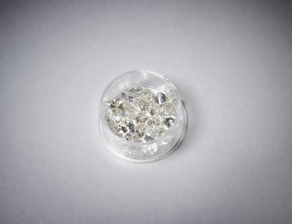 . : Venticinque diamanti taglio a brillante di circa1,50 carati.Colore: FGVVS  - Asta Asta 366 | GIOIELLI - OROLOGI - Giunonicae Online - Associazione Nazionale - Case d'Asta italiane