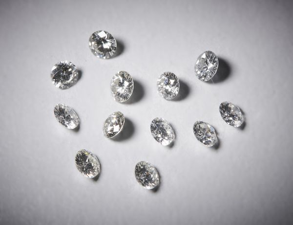 . : Dodici diamanti bianchi tondi taglio a brillante. Totale 1.40 carati circa Colore: FGVVS  - Asta Asta 366 | GIOIELLI - OROLOGI - Giunonicae Online - Associazione Nazionale - Case d'Asta italiane