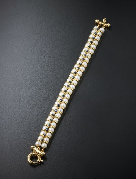 . : Bracciale di perle coltivate bianche 5.20 mm con struttura in oro giallo 750/1000 e piccoli zaffiri blu taglio cabochon.  - Asta Asta 366 | GIOIELLI - OROLOGI - Giunonicae Online - Associazione Nazionale - Case d'Asta italiane