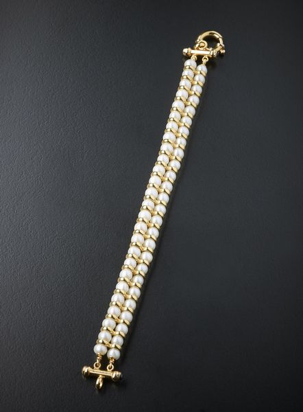 . : Bracciale di perle coltivate bianche 5.20 mm con struttura in oro giallo 750/1000 e piccoli zaffiri blu taglio cabochon.  - Asta Asta 366 | GIOIELLI - OROLOGI - Giunonicae Online - Associazione Nazionale - Case d'Asta italiane
