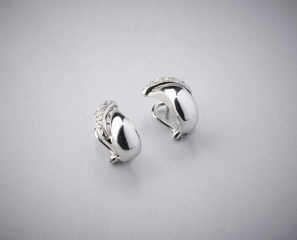 . : Orecchini in oro bianco 750/1000  tipo virgole bombate con pav di piccoli brillanti ct: 0,30.  - Asta Asta 366 | GIOIELLI - OROLOGI - Giunonicae Online - Associazione Nazionale - Case d'Asta italiane