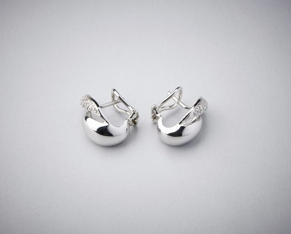 . : Orecchini in oro bianco 750/1000  tipo virgole bombate con pav di piccoli brillanti ct: 0,30.  - Asta Asta 366 | GIOIELLI - OROLOGI - Giunonicae Online - Associazione Nazionale - Case d'Asta italiane