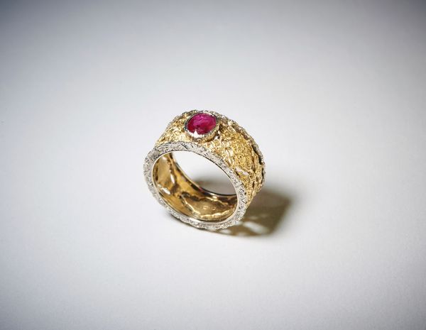 . : Anello in oro bianco e giallo 750/1000 con lavorazione tipo filogranato con rubino centrale ct: 0,70.  - Asta Asta 366 | GIOIELLI - OROLOGI - Giunonicae Online - Associazione Nazionale - Case d'Asta italiane