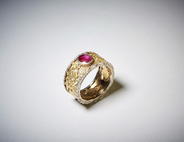 . : Anello in oro bianco e giallo 750/1000 con lavorazione tipo filogranato con rubino centrale ct: 0,70.  - Asta Asta 366 | GIOIELLI - OROLOGI - Giunonicae Online - Associazione Nazionale - Case d'Asta italiane