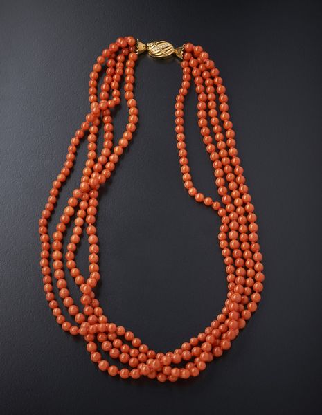 . : Torchon di quattro fili di i corallo rosso sferici con chiusura in oro giallo 750/1000 e piccoli diamanti bianchi.  - Asta Asta 366 | GIOIELLI - OROLOGI - Giunonicae Online - Associazione Nazionale - Case d'Asta italiane