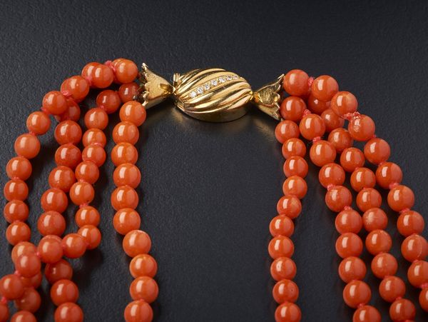 . : Torchon di quattro fili di i corallo rosso sferici con chiusura in oro giallo 750/1000 e piccoli diamanti bianchi.  - Asta Asta 366 | GIOIELLI - OROLOGI - Giunonicae Online - Associazione Nazionale - Case d'Asta italiane