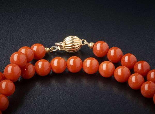 . : Lungo filo di corallo rosso tipo chanel con chiusura oro 750/1000  - Asta Asta 366 | GIOIELLI - OROLOGI - Giunonicae Online - Associazione Nazionale - Case d'Asta italiane