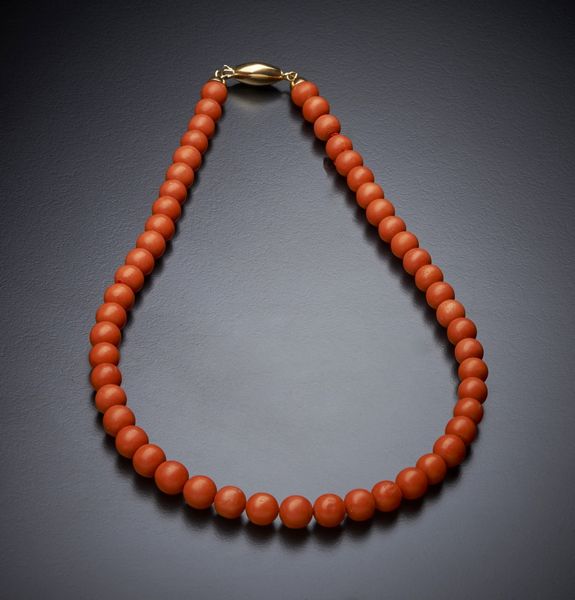. : Filo di corallo rosso a pallini sferici con chiusura in oro giallo 750/1000 ovale bombata.  - Asta Asta 366 | GIOIELLI - OROLOGI - Giunonicae Online - Associazione Nazionale - Case d'Asta italiane