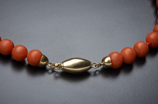 . : Filo di corallo rosso a pallini sferici con chiusura in oro giallo 750/1000 ovale bombata.  - Asta Asta 366 | GIOIELLI - OROLOGI - Giunonicae Online - Associazione Nazionale - Case d'Asta italiane