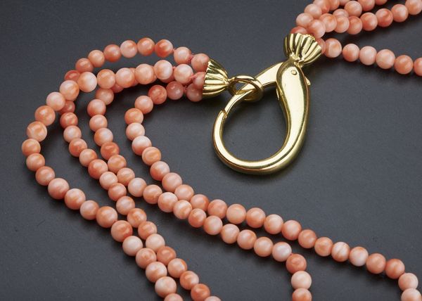 Collana di corallo rosa composta da n. 4 fili  con chiusura a moschettone in oro giallo 750-1000. Peso lordo gr 94,40.  - Asta Asta 366 | GIOIELLI - OROLOGI - Giunonicae Online - Associazione Nazionale - Case d'Asta italiane