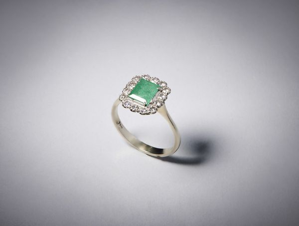 . : Anello in oro bianco 750/1000 con smeraldo taglio smeraldo ct. 2 , diamanti huit huit ct.: 0,40  - Asta Asta 366 | GIOIELLI - OROLOGI - Giunonicae Online - Associazione Nazionale - Case d'Asta italiane