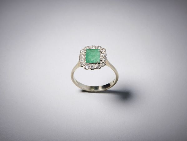 . : Anello in oro bianco 750/1000 con smeraldo taglio smeraldo ct. 2 , diamanti huit huit ct.: 0,40  - Asta Asta 366 | GIOIELLI - OROLOGI - Giunonicae Online - Associazione Nazionale - Case d'Asta italiane