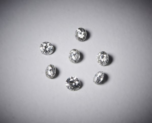 . : Sette diamanti bianchi tondi taglio a brillante di circa 1,07 carati  - Asta Asta 366 | GIOIELLI - OROLOGI - Giunonicae Online - Associazione Nazionale - Case d'Asta italiane