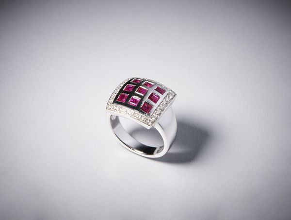 . : Anello in oro bianco 750/1000 con carr� di rubini di circa  0,70 carati contornati da piccoli diamanti bianchi di circa 0,60 carati.  - Asta Asta 366 | GIOIELLI - OROLOGI - Giunonicae Online - Associazione Nazionale - Case d'Asta italiane