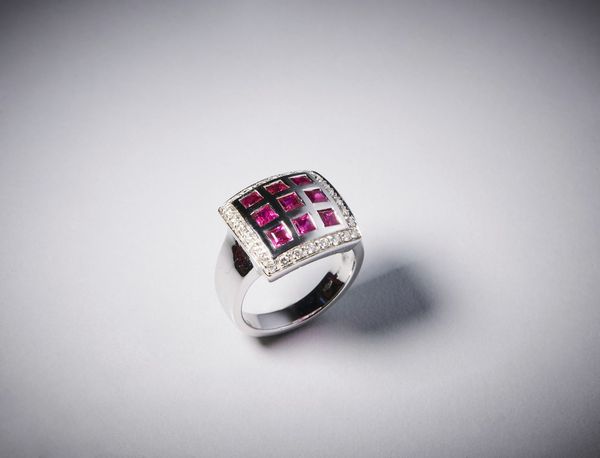 . : Anello in oro bianco 750/1000 con carr� di rubini di circa  0,70 carati contornati da piccoli diamanti bianchi di circa 0,60 carati.  - Asta Asta 366 | GIOIELLI - OROLOGI - Giunonicae Online - Associazione Nazionale - Case d'Asta italiane