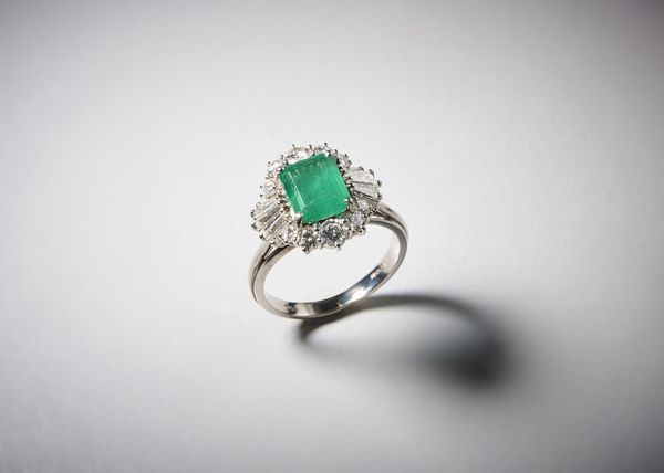 . : Anello oro bianco 750/1000  con  smeraldo centrale  taglio a cuscino di circa  1,75 carati  e diamanti taglio a brillante e taglio a baguette di  circa 0,85 carati totali.  - Asta Asta 366 | GIOIELLI - OROLOGI - Giunonicae Online - Associazione Nazionale - Case d'Asta italiane