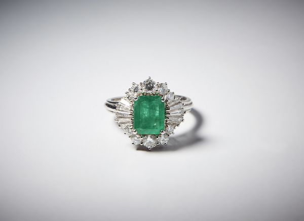 . : Anello oro bianco 750/1000  con  smeraldo centrale  taglio a cuscino di circa  1,75 carati  e diamanti taglio a brillante e taglio a baguette di  circa 0,85 carati totali.  - Asta Asta 366 | GIOIELLI - OROLOGI - Giunonicae Online - Associazione Nazionale - Case d'Asta italiane