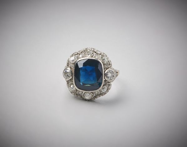 . : Anello in platino con zaffiro taglio a cuscino di circa 7,00 carati e diamanti bianchi  di circa 0,70 carati.  - Asta Asta 366 | GIOIELLI - OROLOGI - Giunonicae Online - Associazione Nazionale - Case d'Asta italiane