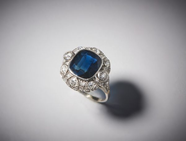 . : Anello in platino con zaffiro taglio a cuscino di circa 7,00 carati e diamanti bianchi  di circa 0,70 carati.  - Asta Asta 366 | GIOIELLI - OROLOGI - Giunonicae Online - Associazione Nazionale - Case d'Asta italiane