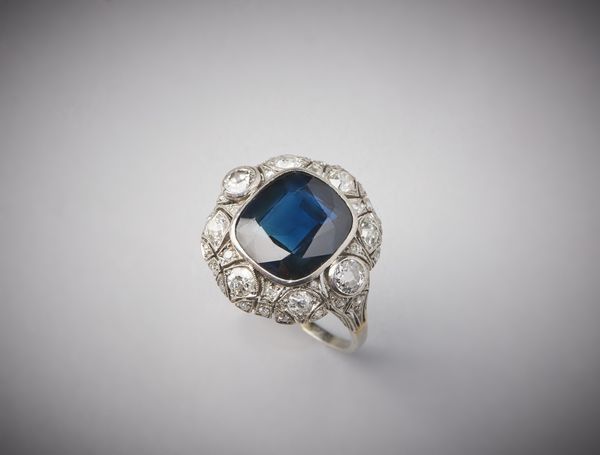 . : Anello in platino con zaffiro taglio a cuscino di circa 7,00 carati e diamanti bianchi  di circa 0,70 carati.  - Asta Asta 366 | GIOIELLI - OROLOGI - Giunonicae Online - Associazione Nazionale - Case d'Asta italiane