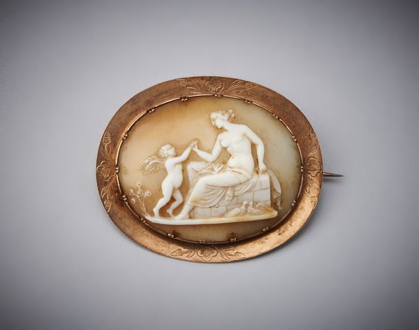 . : Spilla cammeo in oro rosso 750/1000  con conchiglia incisa rappresentante ''bagno di Venere''.  - Asta Asta 366 | GIOIELLI - OROLOGI - Giunonicae Online - Associazione Nazionale - Case d'Asta italiane