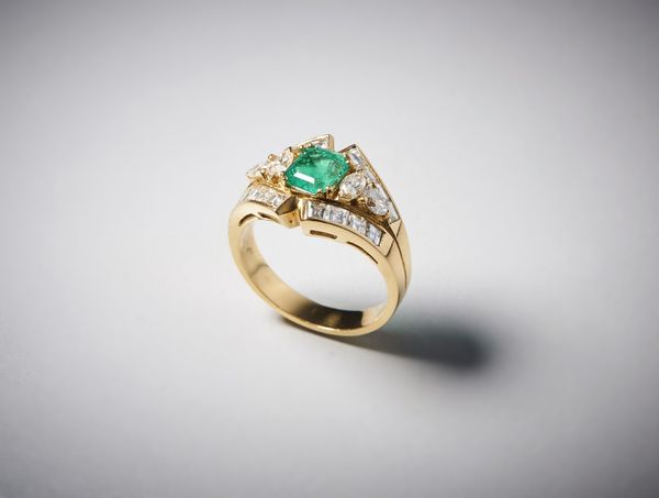 . : Anello oro giallo  750/1000 con smeraldo centrale taglio a cuscino di circa 1,10 carati  e diamanti bianchi di taglio misto di circa 1,35 carati.  - Asta Asta 366 | GIOIELLI - OROLOGI - Giunonicae Online - Associazione Nazionale - Case d'Asta italiane