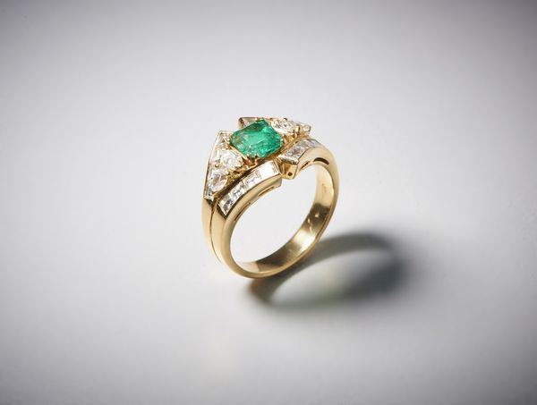 . : Anello oro giallo  750/1000 con smeraldo centrale taglio a cuscino di circa 1,10 carati  e diamanti bianchi di taglio misto di circa 1,35 carati.  - Asta Asta 366 | GIOIELLI - OROLOGI - Giunonicae Online - Associazione Nazionale - Case d'Asta italiane