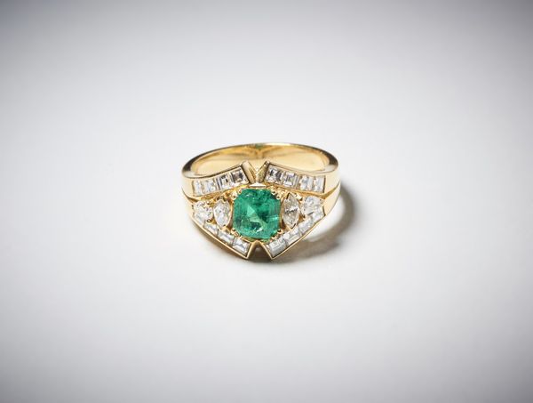 . : Anello oro giallo  750/1000 con smeraldo centrale taglio a cuscino di circa 1,10 carati  e diamanti bianchi di taglio misto di circa 1,35 carati.  - Asta Asta 366 | GIOIELLI - OROLOGI - Giunonicae Online - Associazione Nazionale - Case d'Asta italiane